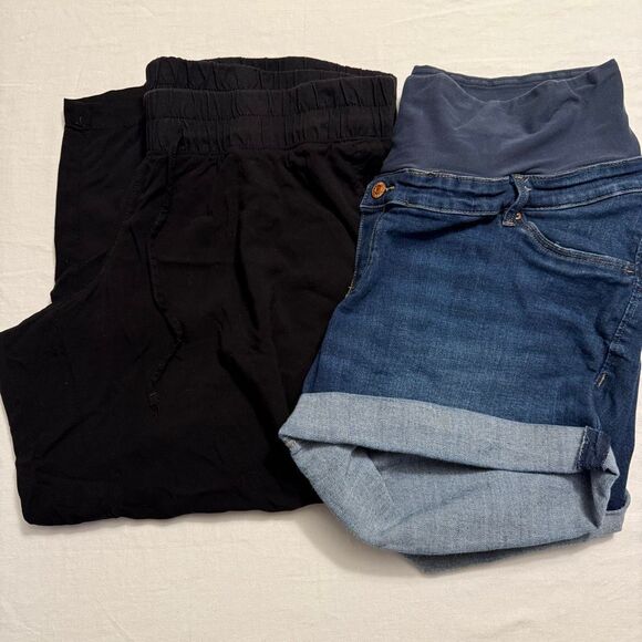 Mama/Maternite Pants - Lot of 2 Maternity Bottoms Size XL: denim shorts and black capris